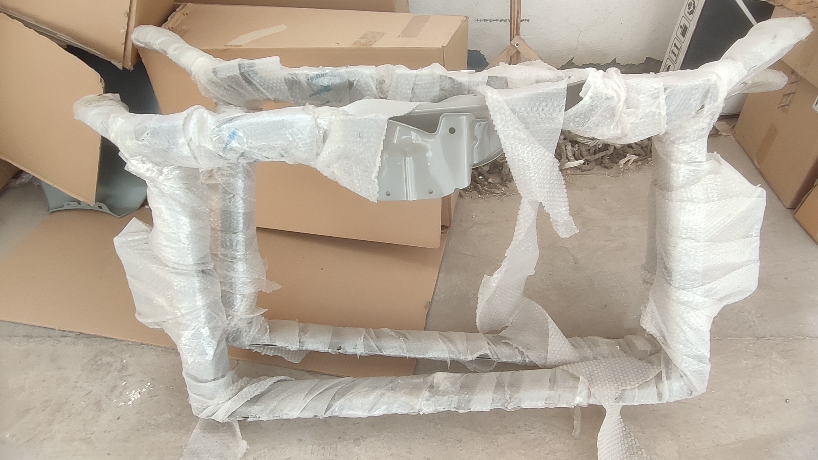 سینی جلو رادیاتور اصلی  بسترن b30